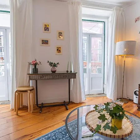 Classy And Charming By Lovelystay ליסבון